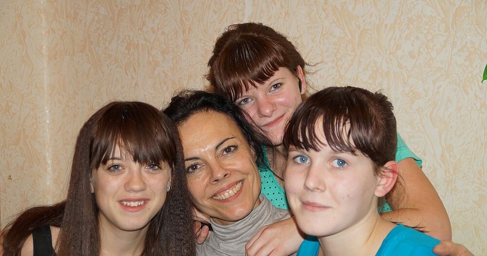 Pascale Vayer, Vorsitzende des gemeinnützigen Vereins „Kleine Herzen“, mit Kindern des russischen Waisenhauses Vorontsovo. Pascale Vayer, Vorsitzende des gemeinnützigen Vereins „Kleine Herzen“, mit Kindern des russischen Waisenhauses Vorontsovo.